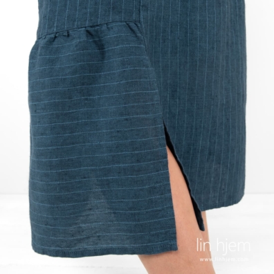 MINDY mørkeblå linkjole med volangkant med sidespalter