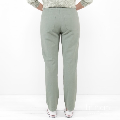 Grønnaktig lin-bomull bukse med påsydde lommer på baksiden