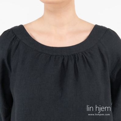 FREDA svartblå linbluse med rund hals