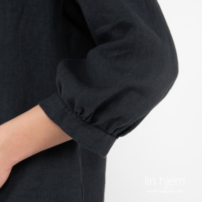 FREDA svartblå linbluse med ruching i halsen og mansjettene