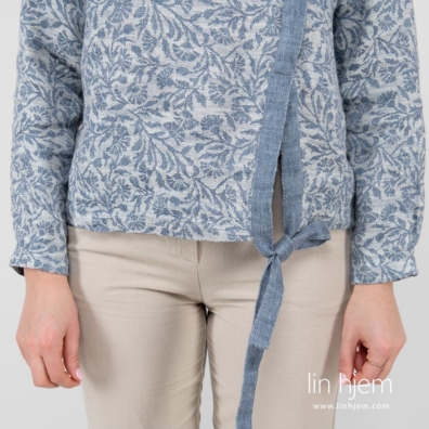 CYBIL blå halvlin bluse bundet nederst med et bånd