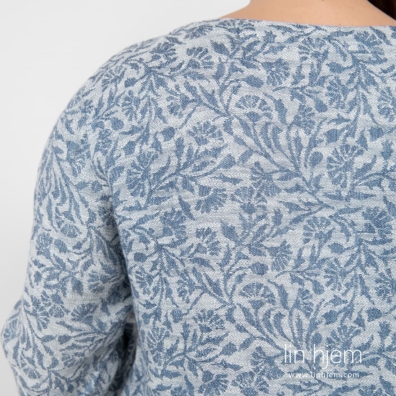 CYBIL halvlin bluse vevd av blått, hvitt og gulaktig hvitt garn i blomster mønster