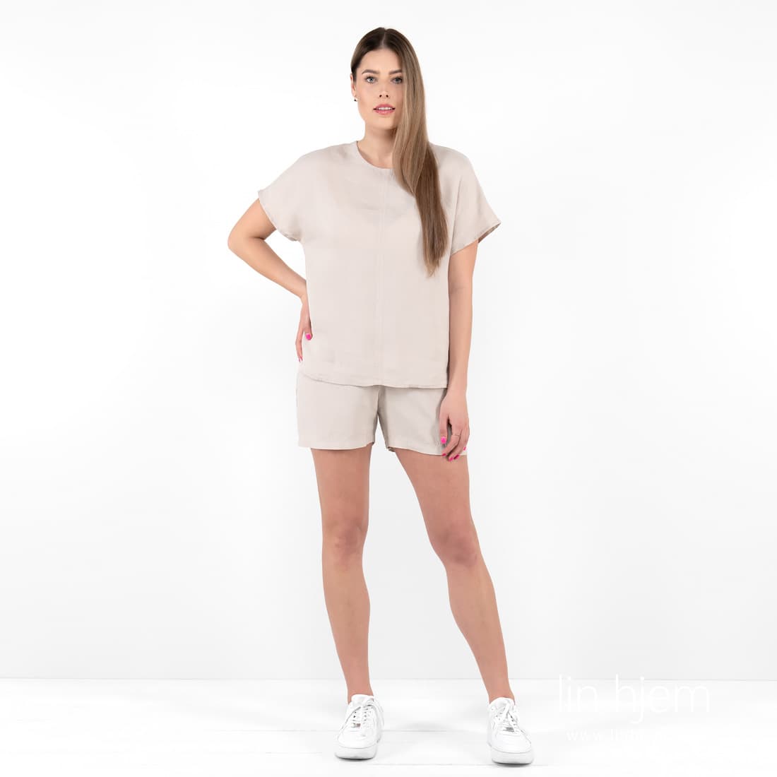 DARREN beige linbluse og shorts