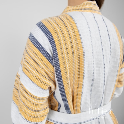 Morgenkåpe med striper vevd av hvit, blått og gult garn i vaffel mønster