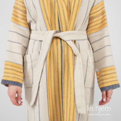 KORA beige halvlin morgenkåpe med striper bundet med et belte