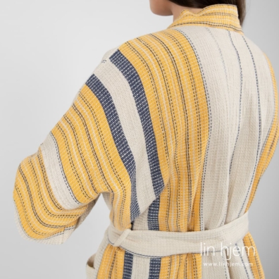 Morgenkåpe med striper vevd av beige, hvit, blått og gult garn i vaffel mønster