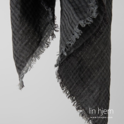 MARE mørkegrått linskjerf med 2cm lange frynser på alle kanter
