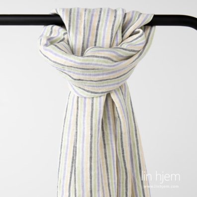 Linsjal med vertikale striper vevd av melkehvitt (gulhvitt), lysegult, blåfiolett, lysegrønt og sort garn