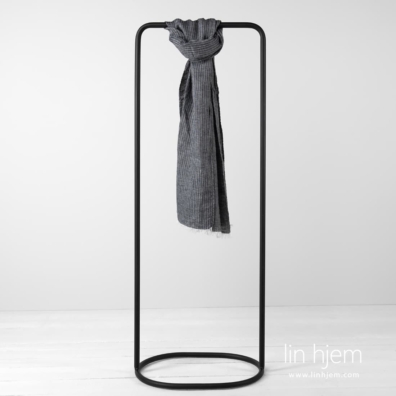 DANDI linsjal med vertikale striper vevd av hvit og svart garn