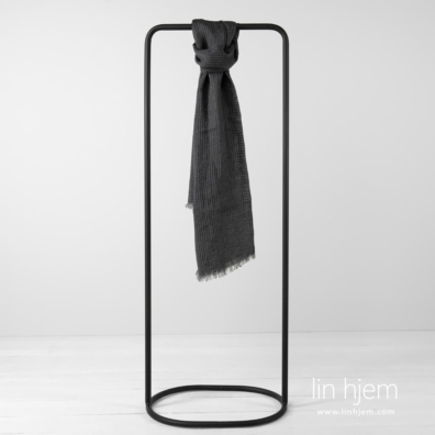 MARE mørkegrått linsjal med gjennomsiktige, sparsomme vevruter