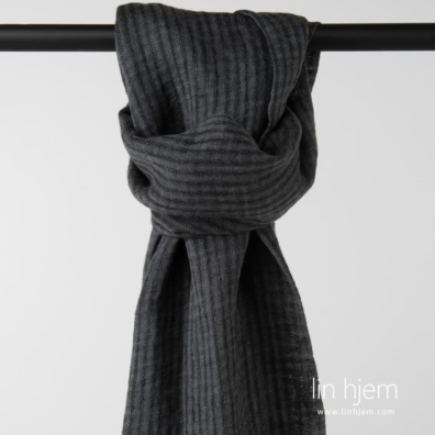 MARE linsjal med gjennomsiktige, sparsomme ruter vevd av mørkegrått og svart garn