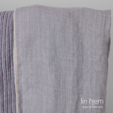 Linstoff med lilla striper tosidig vasket, 145cm bredt