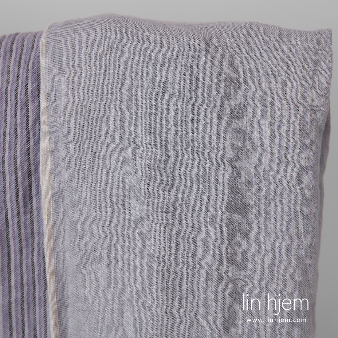 Linstoff med lilla striper tosidig vasket, 145cm bredt
