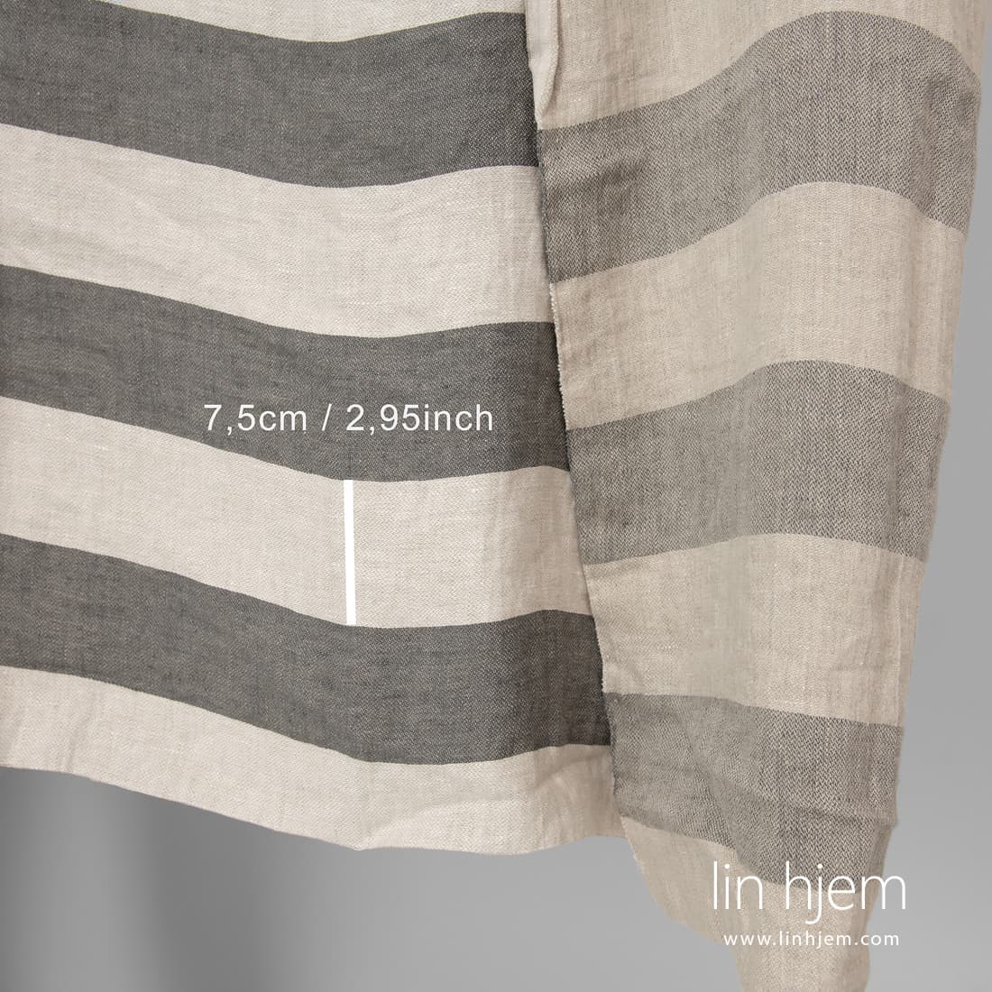 Linstoff med hvite og grå striper vasket egner seg til å sy klær og hjemmetekstiler