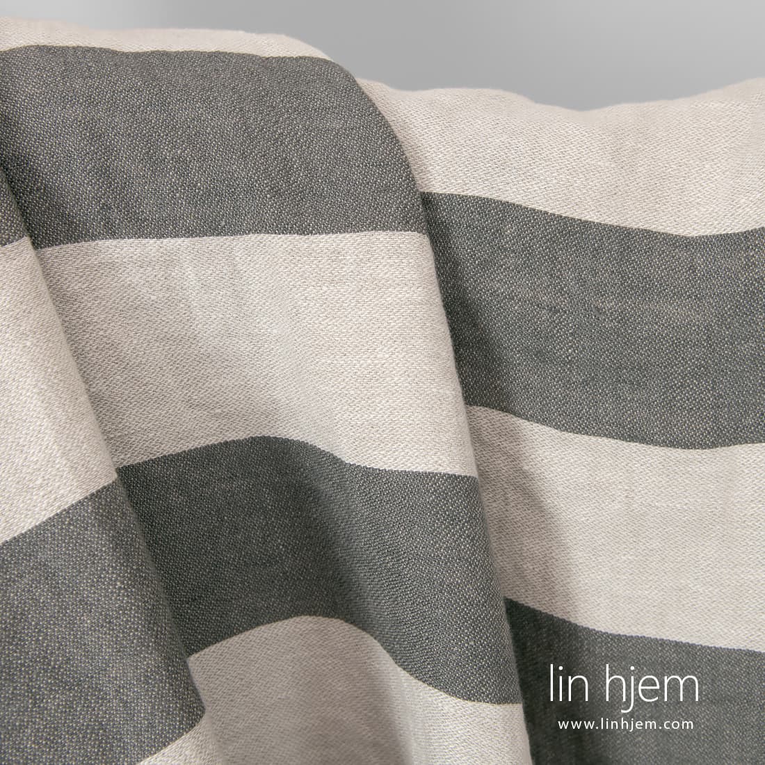 Linstoff med striper vevd av naturlig farge (ufarget, brungrå), gulhvitt og mørkegrått garn