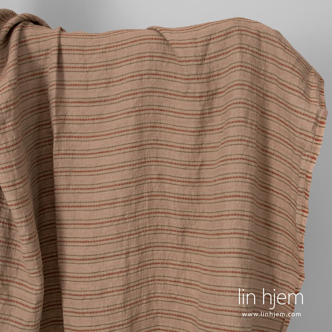 Linstoff brunt med mønstrede striper vasket