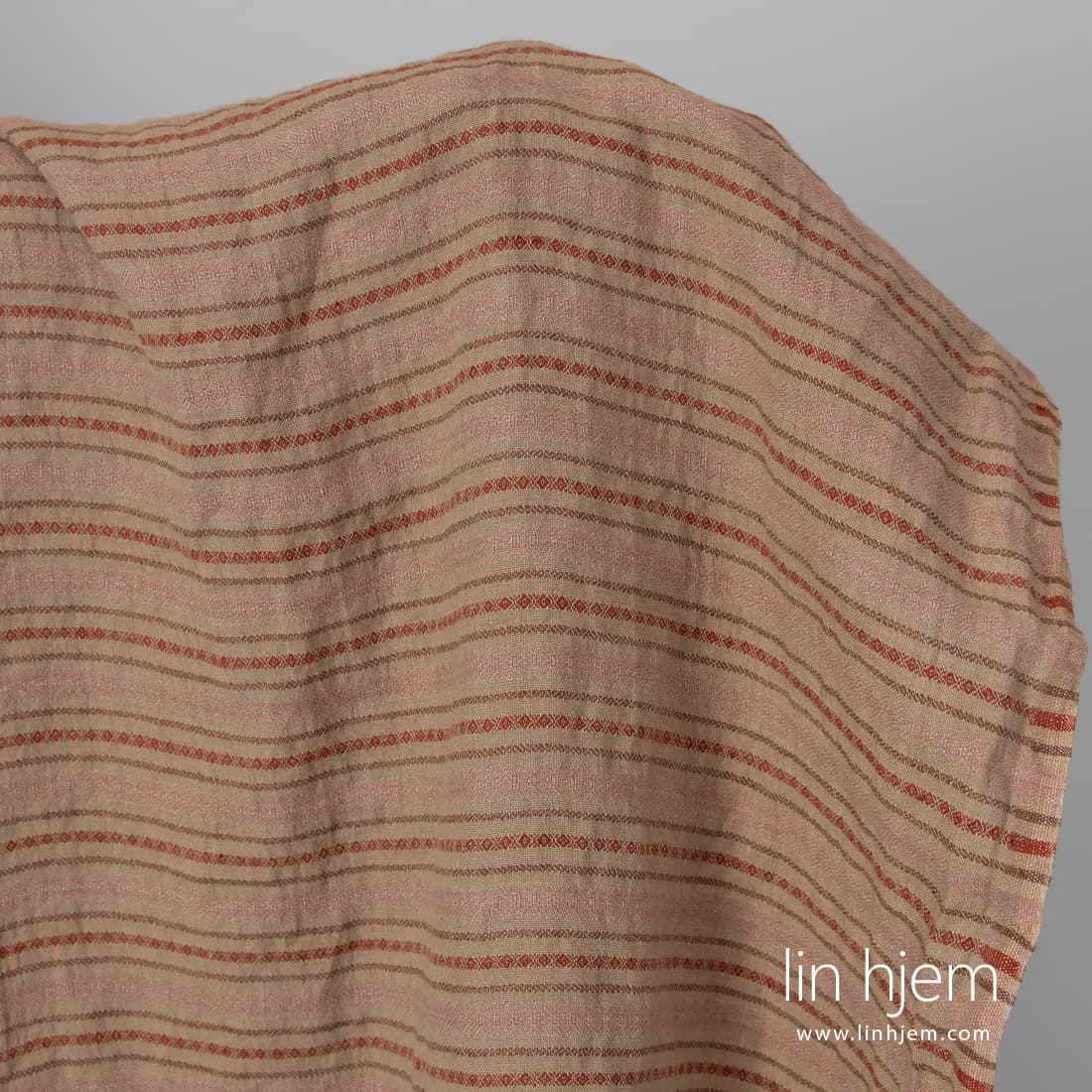 Linstoff brunt med mønstrede striper vasket egner seg til å sy klær og hjemmetekstiler