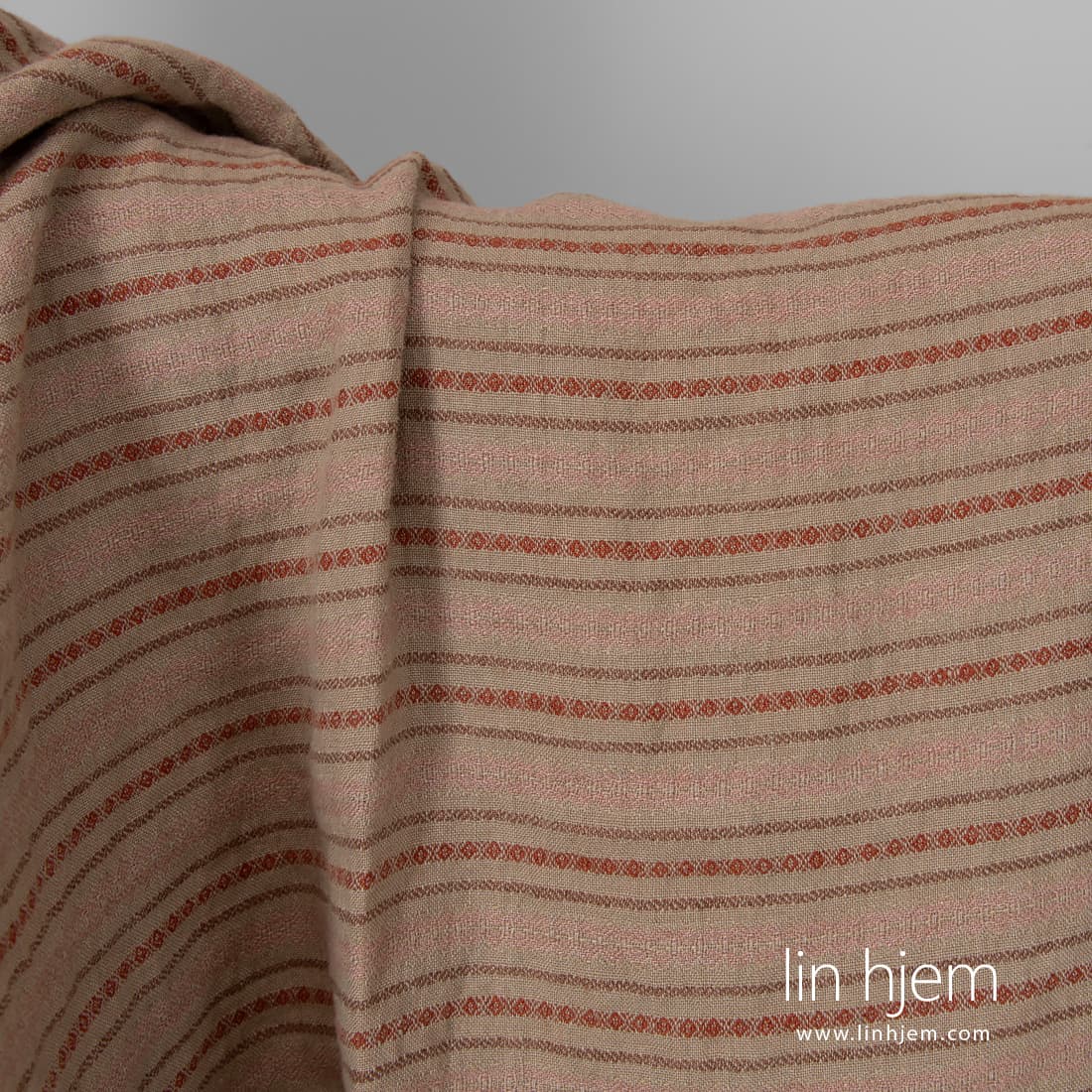 Linstoff brunt med mønstrede striper vasket, mykt, skånsomt