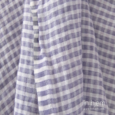 Lilla linstoff i gjennomsiktige ruter vasket egner seg til å sy klær og hjemmetekstiler