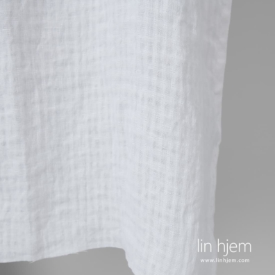 Knallhvitt lett linstoff i gjennomsiktige ruter vasket