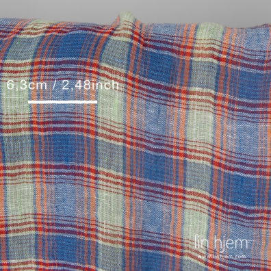 Gjennomsiktig linstoff vevd av blå, oransje, melkehvite, lysegrønt, røde og blå-lilla lingarn i ruter mønster