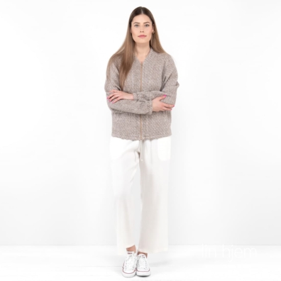 MANGA brun bomber-stil jakke og hvit bukse KENDA