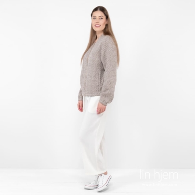 Jakke i jacquard diamantvevd linstoff i hvit og brunt garn