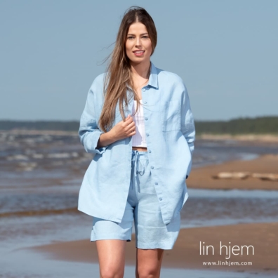 DOLFI lyseblå linbluse og shorts