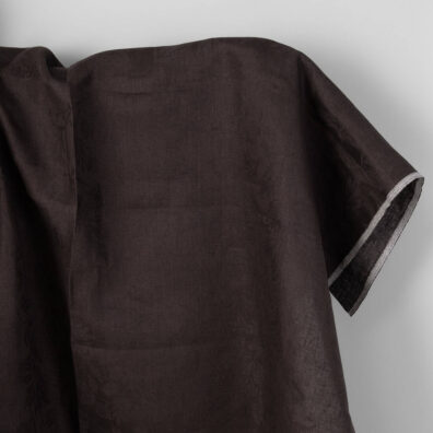 Linstoff blomstert i brun farge