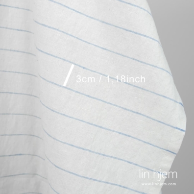 Lin-bomullsstoff med blå striper vasket for å sy klær, hjemmetekstiler