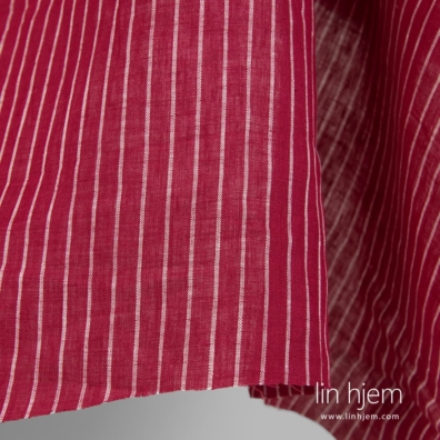 Linstoff rødt med hvite striper for å sy klær, hjemmetekstiler