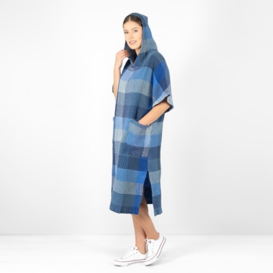 BINGO lin-bomull poncho blå rutete med sidespalter