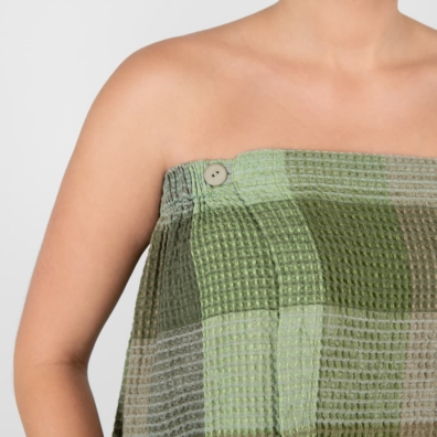 BINGO lin-bomull wrap håndkle i fargen mose festes med en knappe