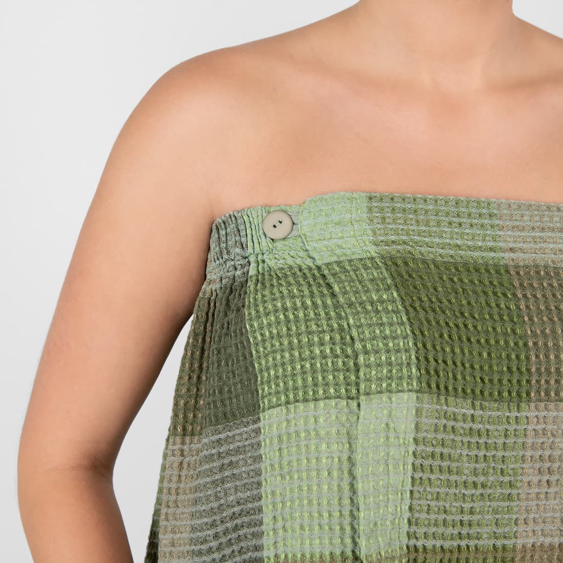 BINGO lin-bomull wrap håndkle i fargen mose festes med en knappe