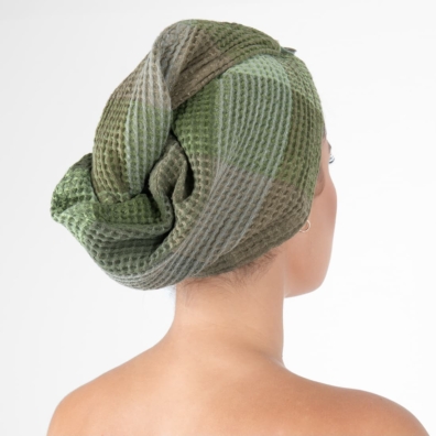 BINGO lin-bomull hårhåndkle i fargen mose festes med en knappe