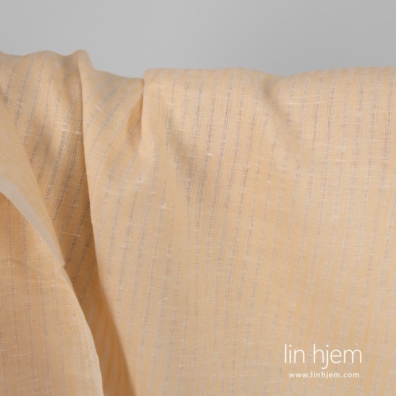 Linstoff med gjennomsiktige striper vevd av gulaktig (kremfarge) og melkehvitt (gulaktig hvit) garn, melange