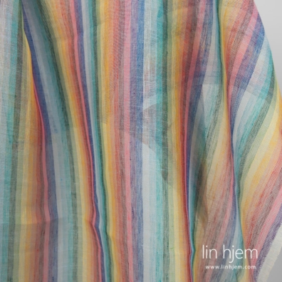 Linstoff gjennomsiktig vevd av knallrosa, lilla, blå, asurblå, turkis, lys og mørkegrønn, gul, oransje, rød og crimson og blågrå garn