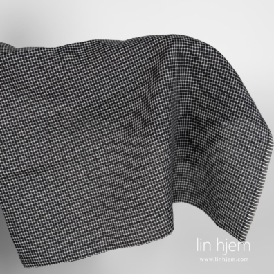 Svart linstoff med hvite ruter