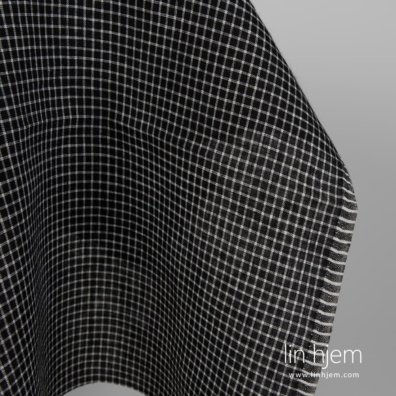 Svart linstoff med hvite ruter for å sy klær, hjemmetekstiler