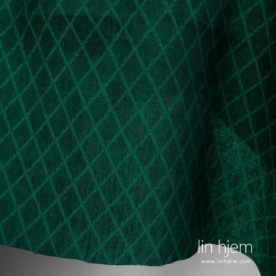 Linstoff med diamanter vevd av knallgrønt og blåsvart garn