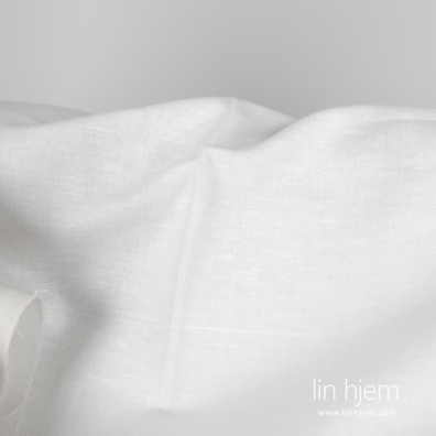 Hvitt halvlinstoff med kypermønster 150cm bredt