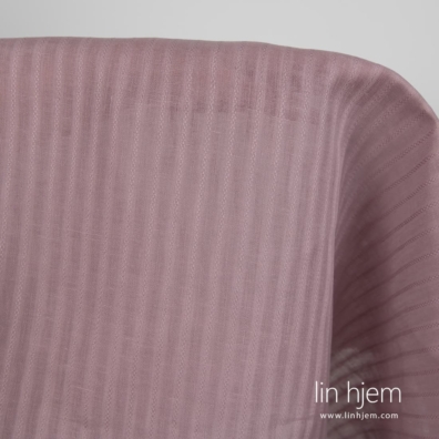 Syrin linstoff med mønstrede striper på flatt underlag