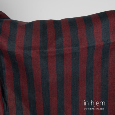 Linstoff med vertikale striper vevd av mørkerødt og mørkeblått garn