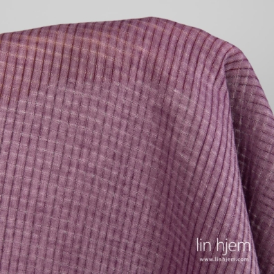 Linstoff lilla med gjennomsiktige ruter for å sy klær, hjemmetekstiler