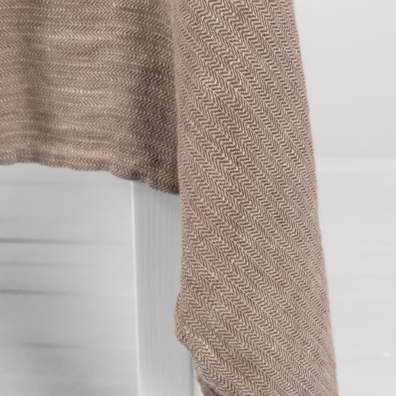 ALMOND lin brun duk i ”fiskebein” mønster vevd av mørkebrunt og naturfarget (ufarget, brungrå) garn