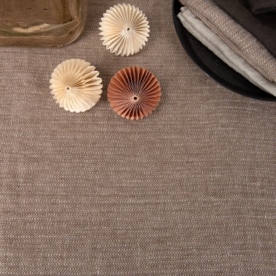 ALMOND lin brun duk i ”fiskebein” mønster