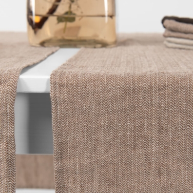 ALMOND lin bordløper i ”fiskebein” mønster vevd av mørkebrunt og naturfarget (ufarget, brungrå) garn