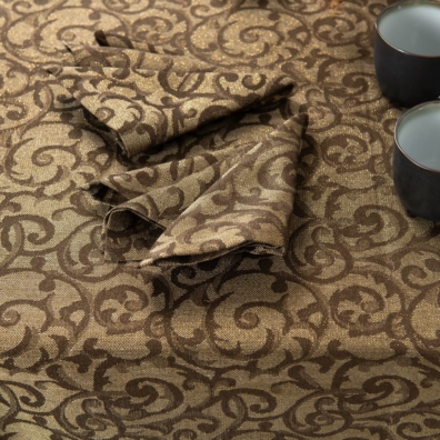 ATLANTA brun mønstret halvlin duk med en gylden glans og matchende servietter