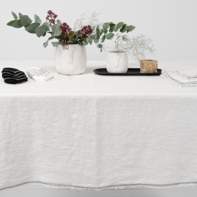 ALBA melkehvit lin duk med 1,5cm frynser