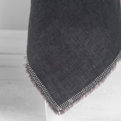 ALBA antrasittgrå lin duk med dekorsøm i melkehvit